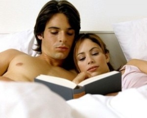 Um casal lendo um livro erótico